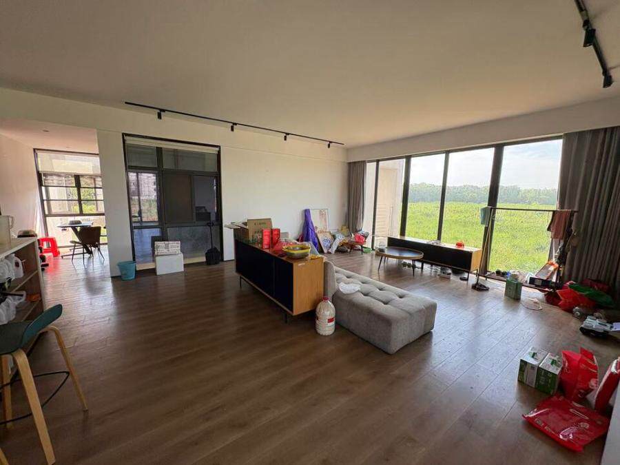 平湖市广陈镇山塘村戚家桥西南侧及东郁花园农场的房屋附属物及苗木一批