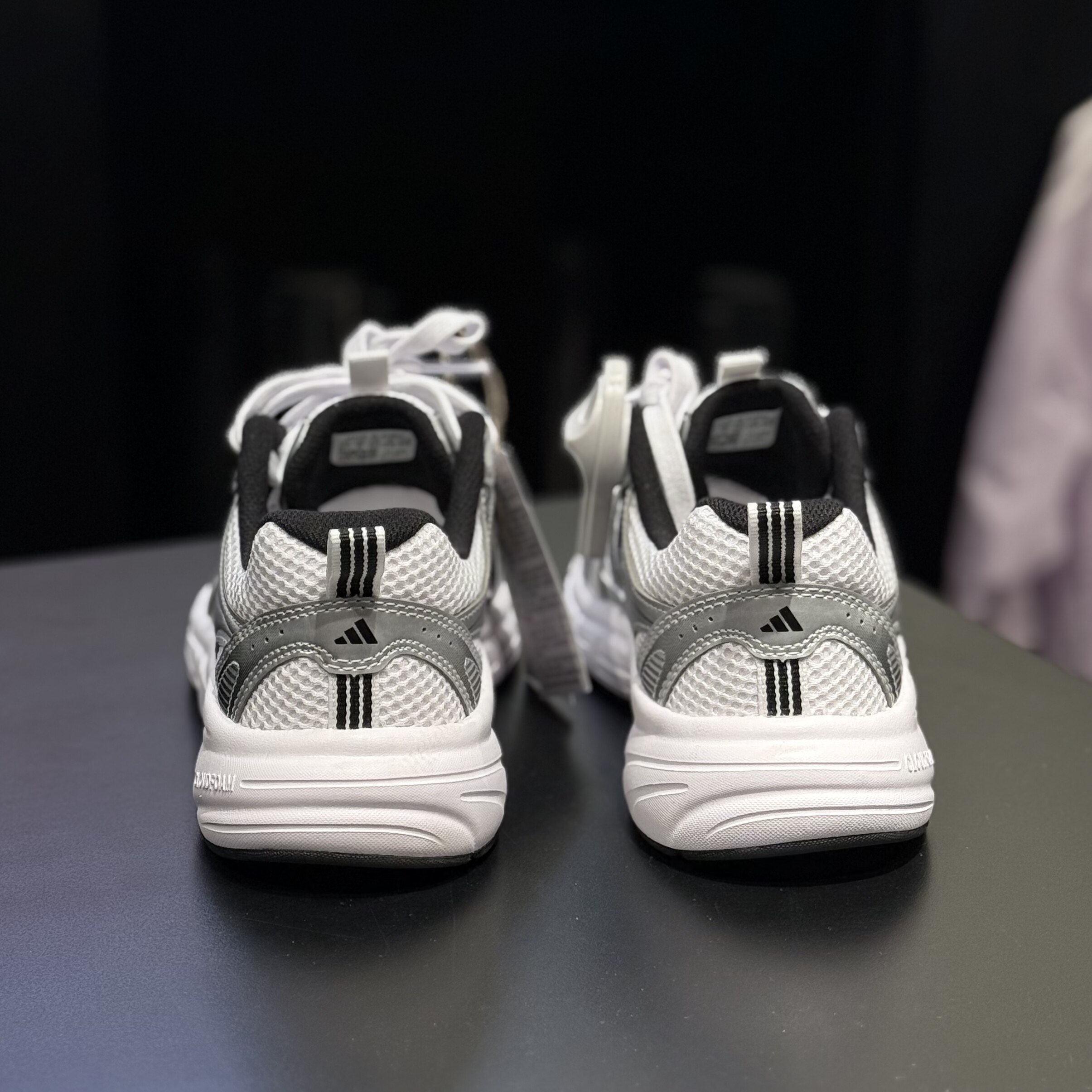 Adidas阿迪达男子低帮跑步舒适经典网面透气春夏休闲运动鞋KJ8105