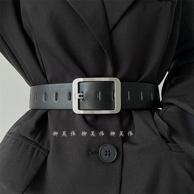 宽腰带黑色免打孔配西装裙子时尚
