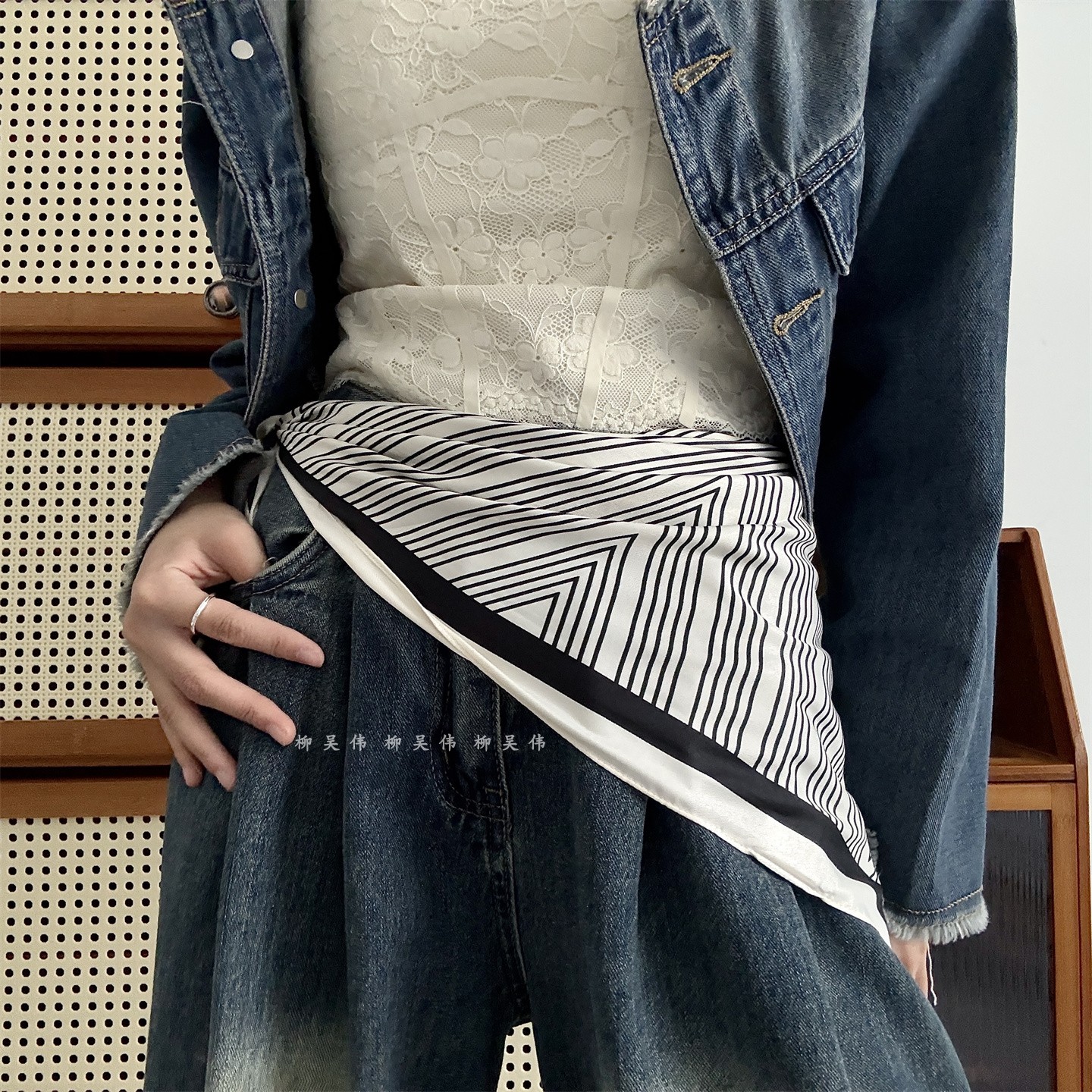 条纹丝巾腰带女配牛仔裤