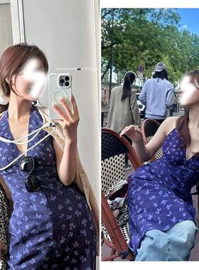 蓝色V领性感碎花挂脖连衣裙度假风设计感收腰显瘦bm露背中长裙子