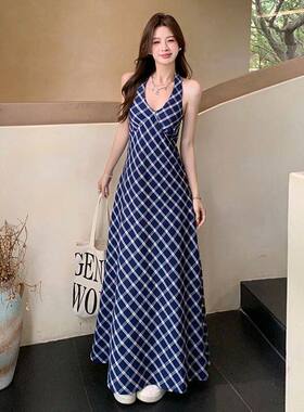 设计感蓝色格子挂脖连衣裙女夏V领收腰显瘦度假风长裙高级感穿搭