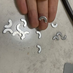 半圆环形不规则小铁片 配重铁片12.5*6.5*1.2毫米 没磁性可以装饰