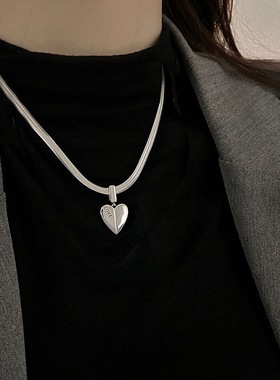美式小众复古宽扁蛇骨链爱心吊坠项链女时尚重工做旧LOVE心形毛衣