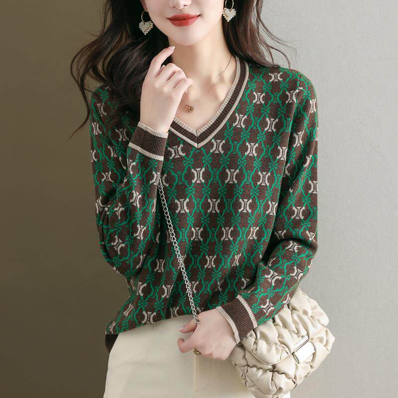 V领毛衣女慵懒高级感2024秋冬新款宽松洋气内搭鸡心领打底针织衫