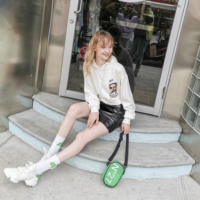 2025早春新款白色连帽短款卫衣女套头薄款慵懒风宽松超火ins潮