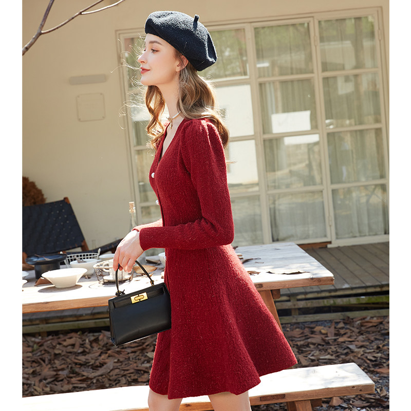 收腰V领针织连衣裙女春秋2025新款高级感超好看洋气减龄毛衣裙子