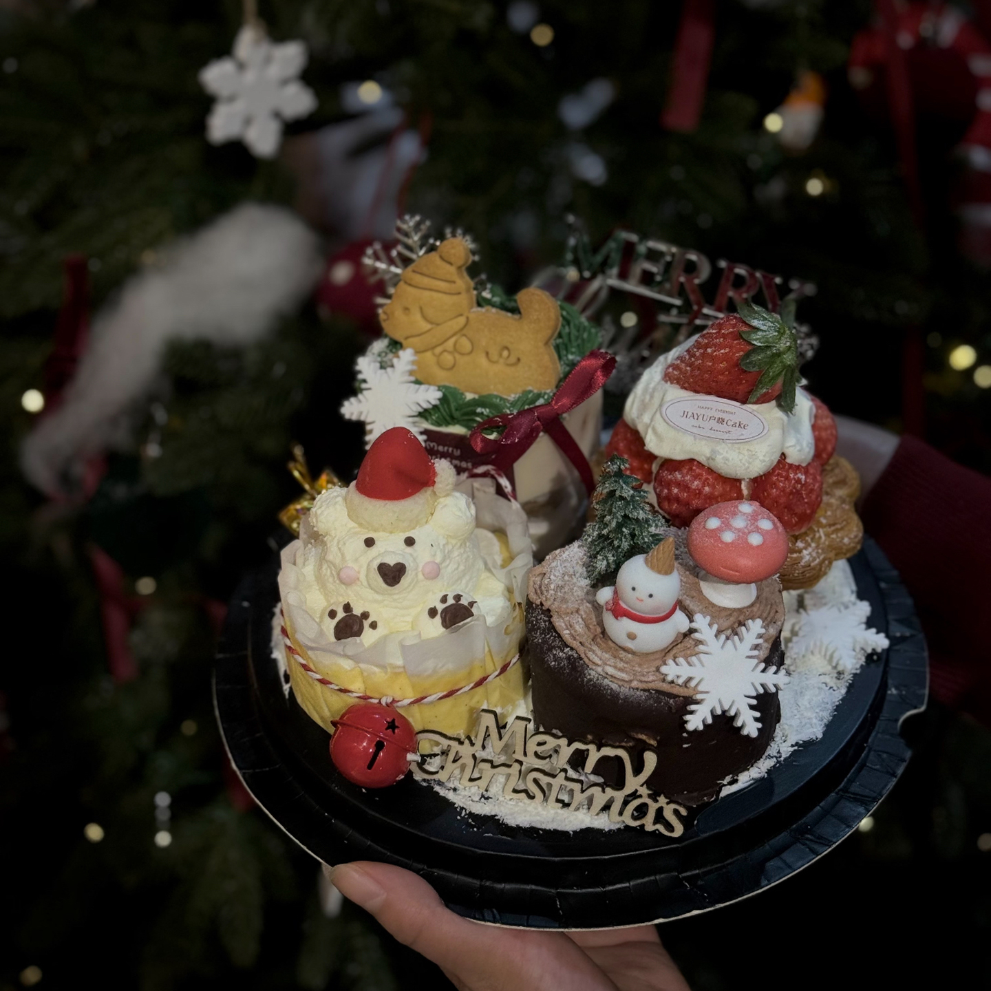 圣诞节氛围感四拼巴斯克蛋糕装饰腊肠犬龙卷树桩雪花雪人插件