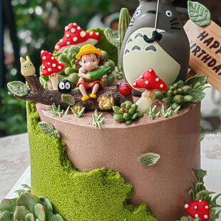 宫崎骏的春天卡通漫画风打伞龙猫树枝蘑菇女孩千与千寻蛋糕装饰