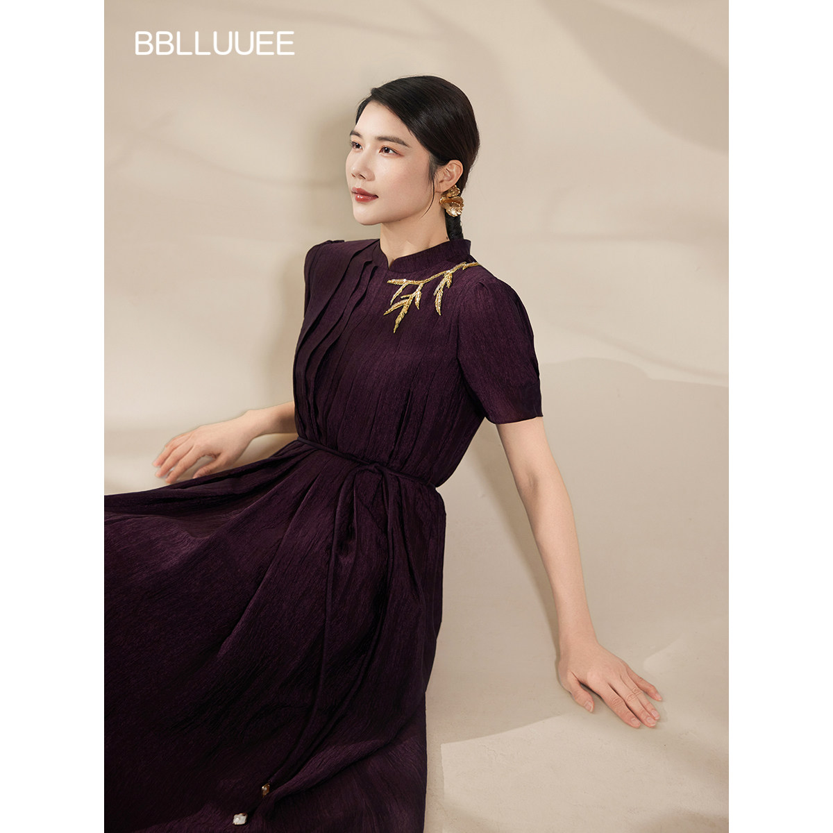 BBLLUUEE/粉蓝衣橱2026夏装新款东方立领醋酸褶皱刺绣短袖连衣裙