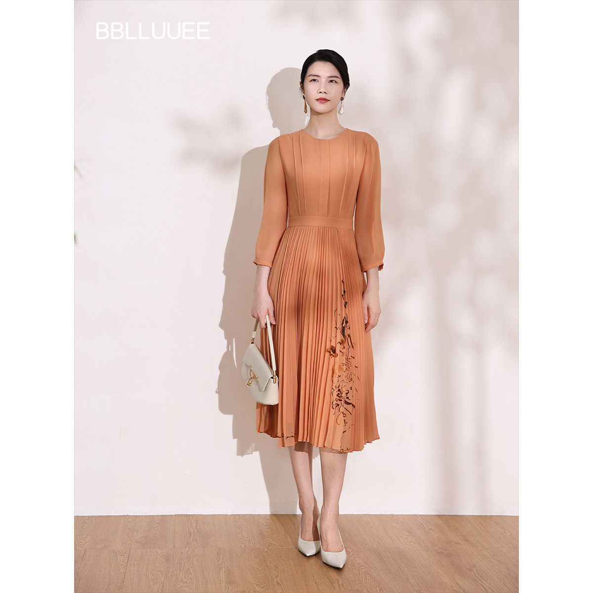 BBLLUUEE/粉蓝衣橱2026秋女装新款精简东方韵律印花纱压褶连衣裙