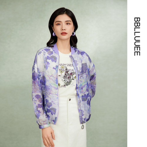 时尚印花棒球服BBLLUUEE粉蓝衣橱2026夏装罗纹领设计轻薄短开衫女