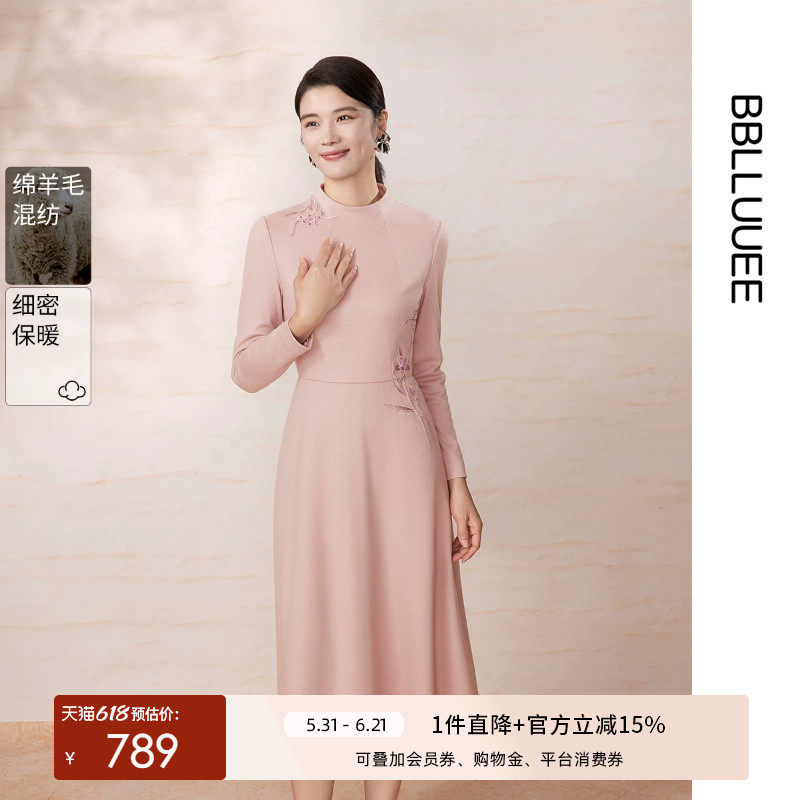【东方感刺绣羊毛裙】 BBLLUUEE/粉蓝衣橱2025冬新款绣花连衣裙女