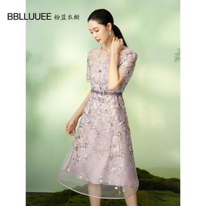 粉蓝衣橱东方气质刺绣蕾丝连衣裙女2026夏新款短袖收腰紫色礼服裙