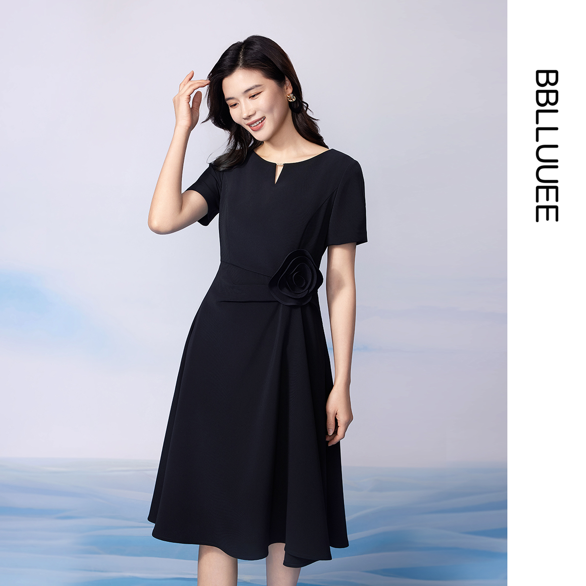 【步花间】BBLLUUEE粉蓝衣橱2025夏装新款优雅立体花短袖小黑裙女