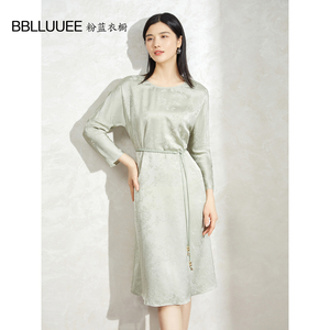 BBLLUUEE粉蓝衣橱东方诗艺缎面连衣裙女2026春秋编织腰带直筒裙