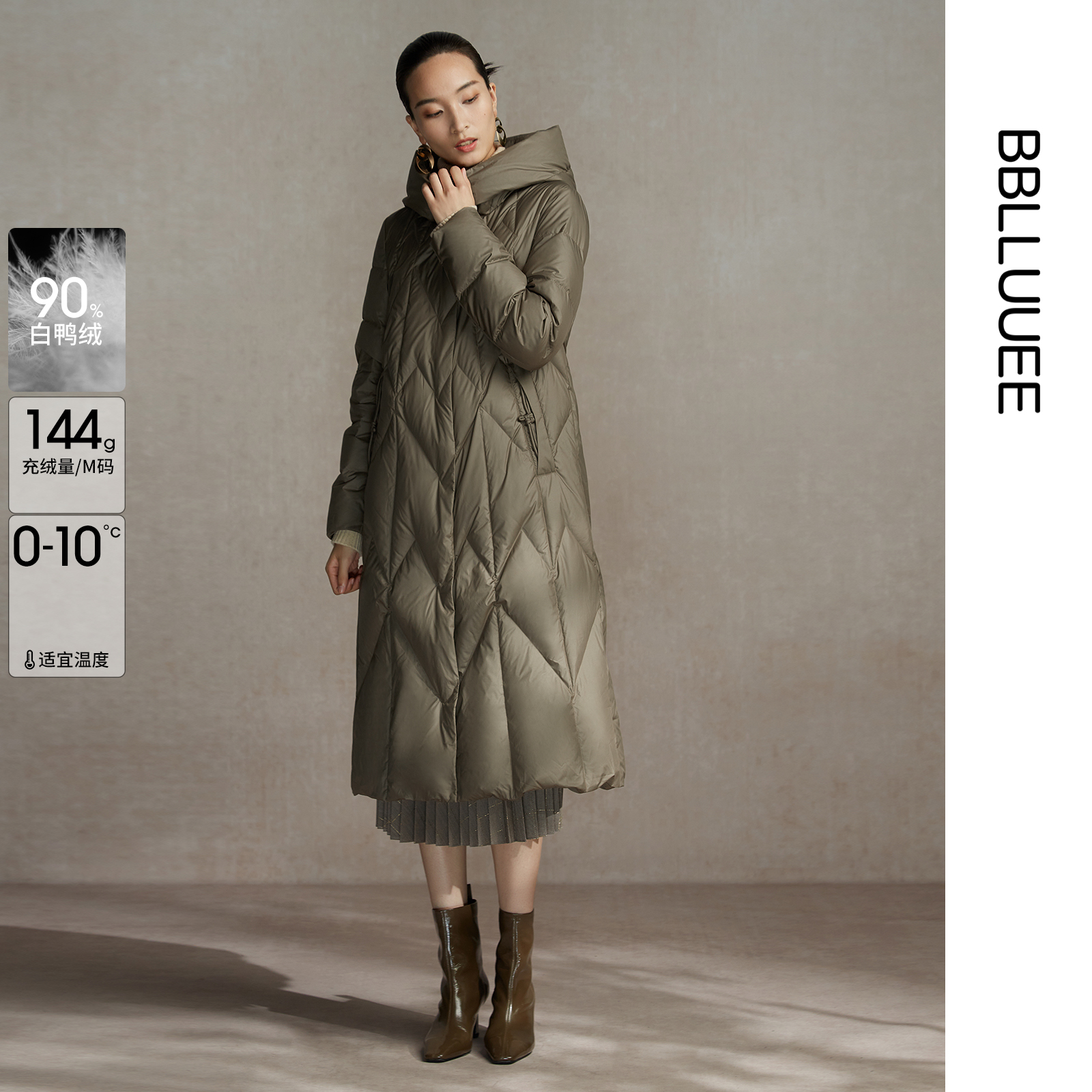 粉蓝衣橱复古三角纹羽绒大衣