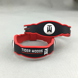 高尔夫明星老虎伍兹同款手环黑红配色硅胶手镯圈经典运动能量腕带