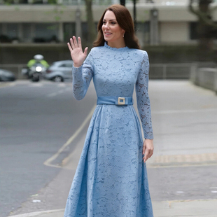 2025年秋冬新款高级感王妃同款蕾丝花边拼接显瘦大摆连衣裙淑女