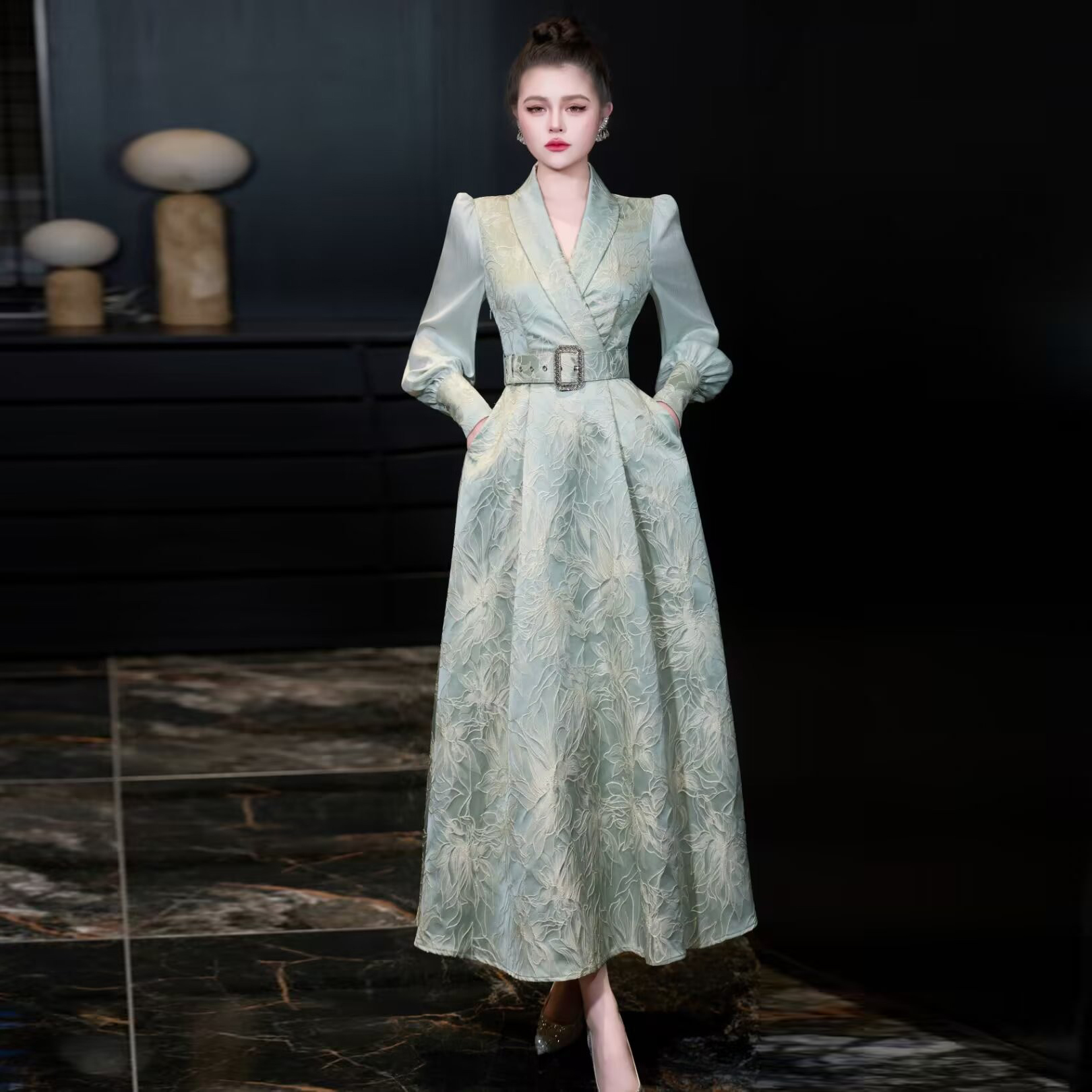 2025年秋冬新款法式复古宫廷风V领长袖提花长裙收腰显瘦气质礼服