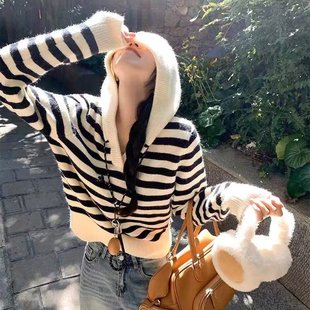 韩系小个子黑白条纹慵懒风浣熊绒连帽毛衣女2025宽松休闲针织衫
