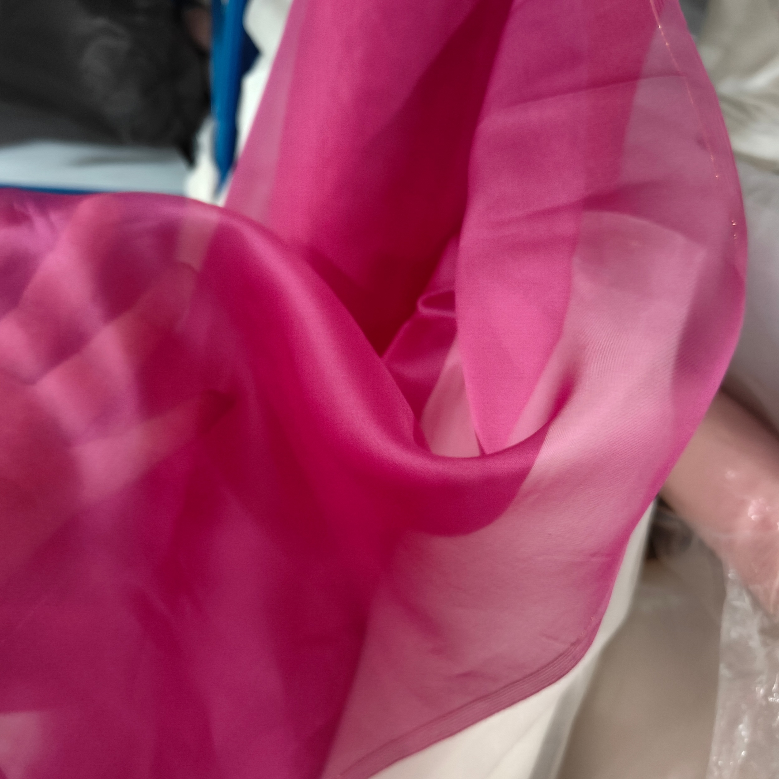 金标玫红色真丝纱欧根缎真丝稍布料 挺括丝绸半透纱防晒真丝布料