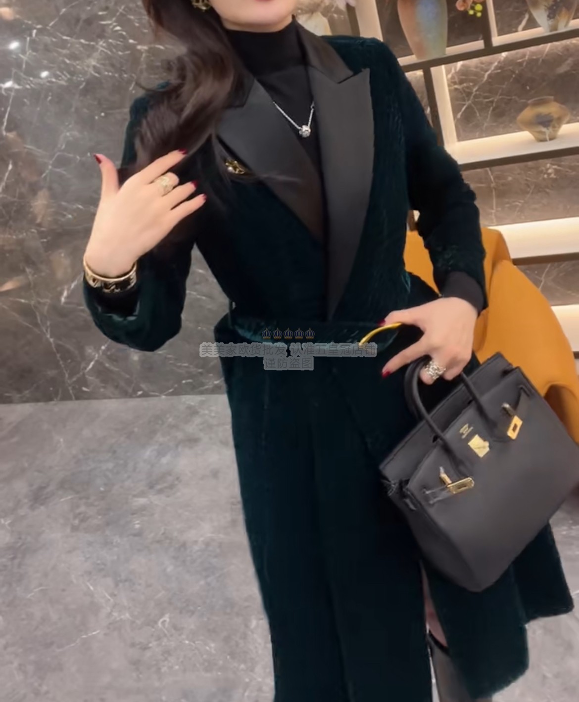 欧货2025秋冬新款设计感拼皮西装领丝绒风衣外套时尚气质夹棉大衣