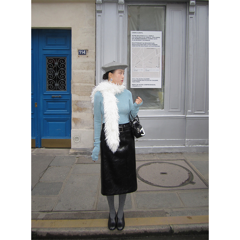 Miu 系女孩毛针丝线圆领针织上衣