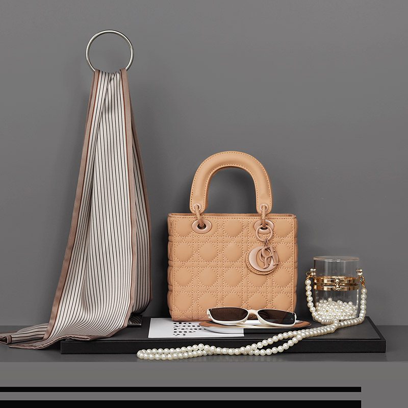 北欧样板房衣帽间软装搭配衣柜化妆台梳妆台饰品摆件包包丝巾眼镜