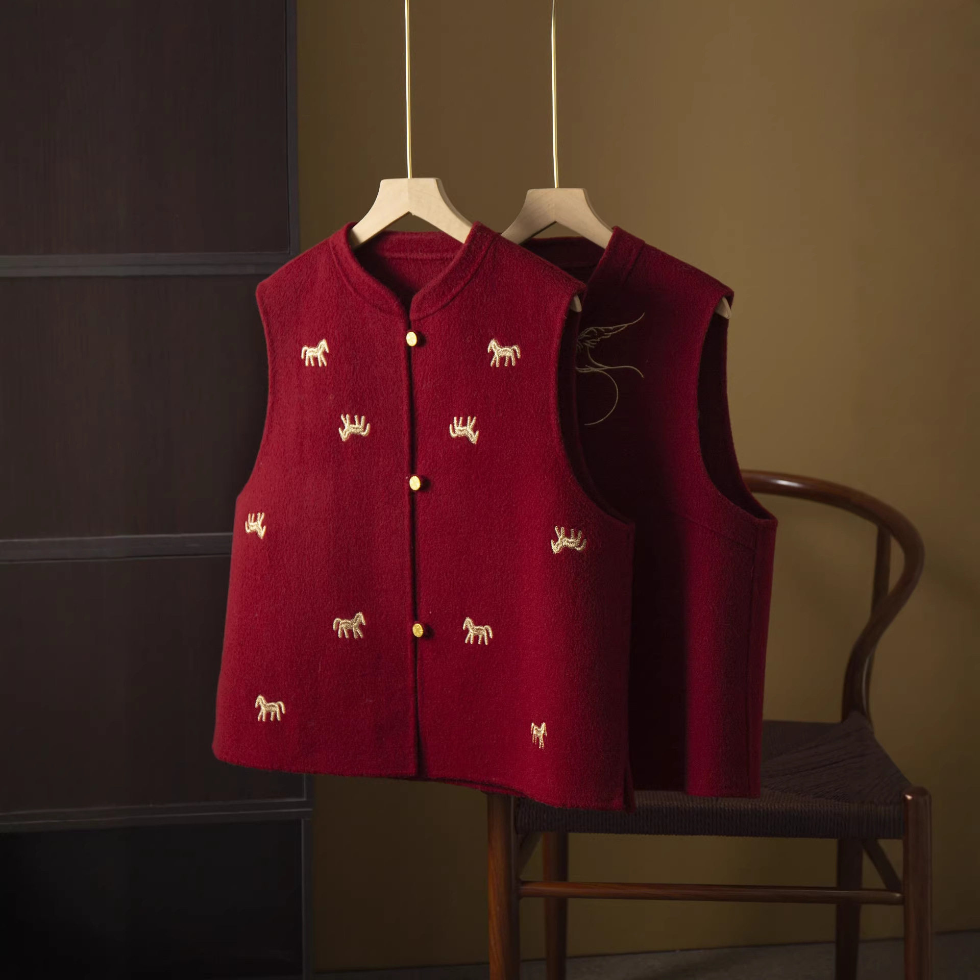 羊绒羊毛中式红色新年金线刺绣马甲女国风针织毛呢马夹外套春