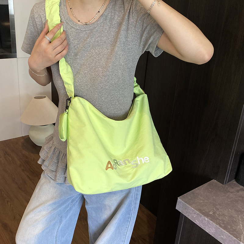 2025新款时尚百搭大容量女士单肩斜挎包休闲小众设计感轻便托特包