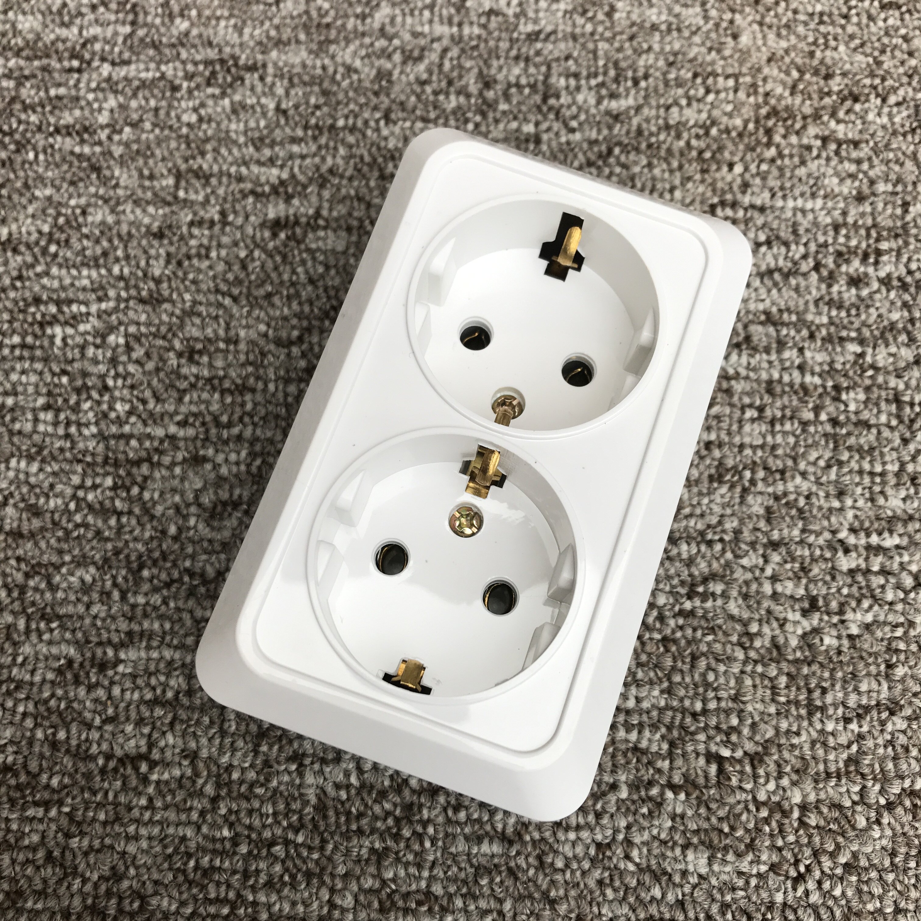 欧规桌面插座俄罗斯带固定孔 二位明装插座德标欧标电源插座欧式