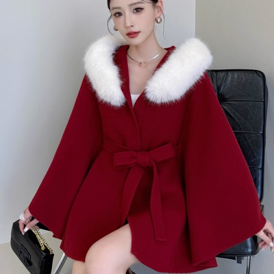红色仿狐狸毛领连帽斗篷大衣