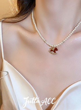 新中式红色小马珍珠锁骨链本命年