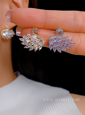 天鹅耳钉女满钻轻奢时尚耳饰2026新款独特耳环小众高级感银针气质