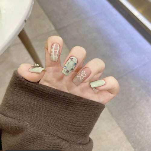 小清新香草绿趣味扭扭格纹美甲