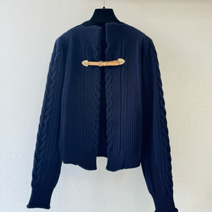 复古腔调拉满！藏青麻花针织开衫皮质扣带设计感宽松毛衣外套秋冬