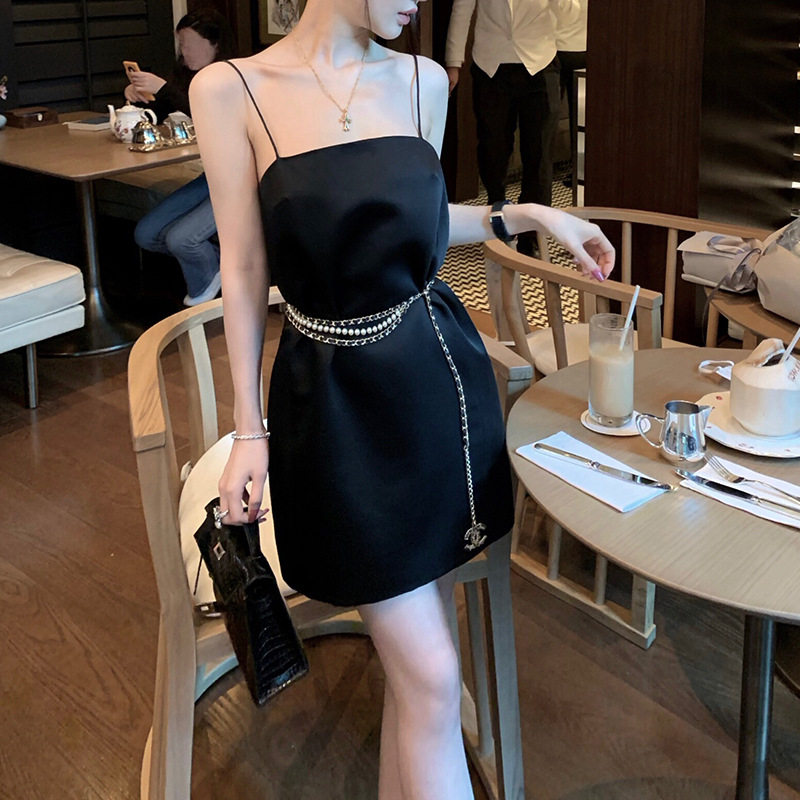 女人好闺蜜缎面简约吊带裙百搭休闲显瘦时髦气质连衣裙