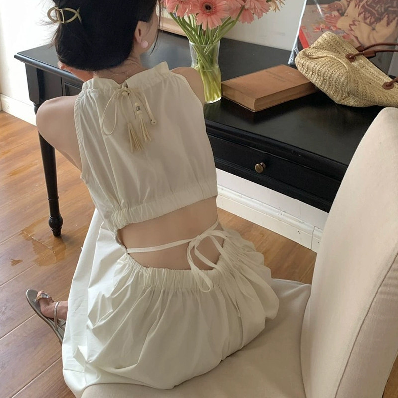 挂脖吊带连衣裙子女夏季设计感镂空露腰显瘦气质海边沙滩度假长裙