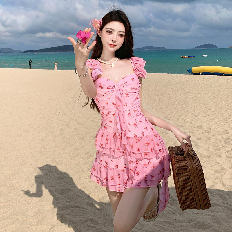 泳衣女高级感草莓印花小飞袖钢托连体裙式遮肚显瘦保守绝美泡温泉