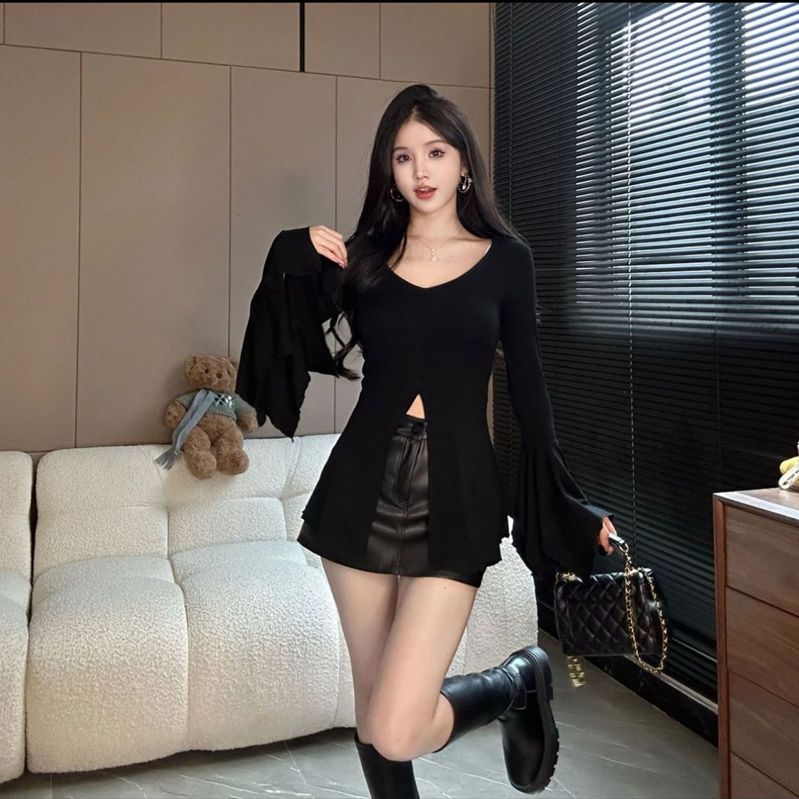 美式喇叭袖V领开叉长袖T恤女新款秋季不规则修身显瘦纯欲上衣ins