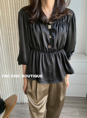 春夏折扣CHIC YAC/黑色丝滑异形扣设计打褶腰身造型感v领上衣