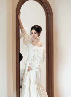 森系礼服白色花边户外一字肩晨袍女新娘轻婚纱露肩晨拍领证洋装