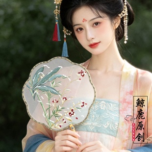 鲸鹿原创雪落芭蕉绣花团扇中式古典舞蹈扇子汉服装饰道具