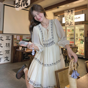 清冷艺术感穿搭米白色连衣裙女2025夏季新款小个子民族风娃娃裙子图片