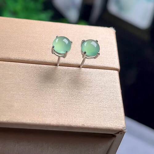 S925银镶晴水绿小蛋面耳钉