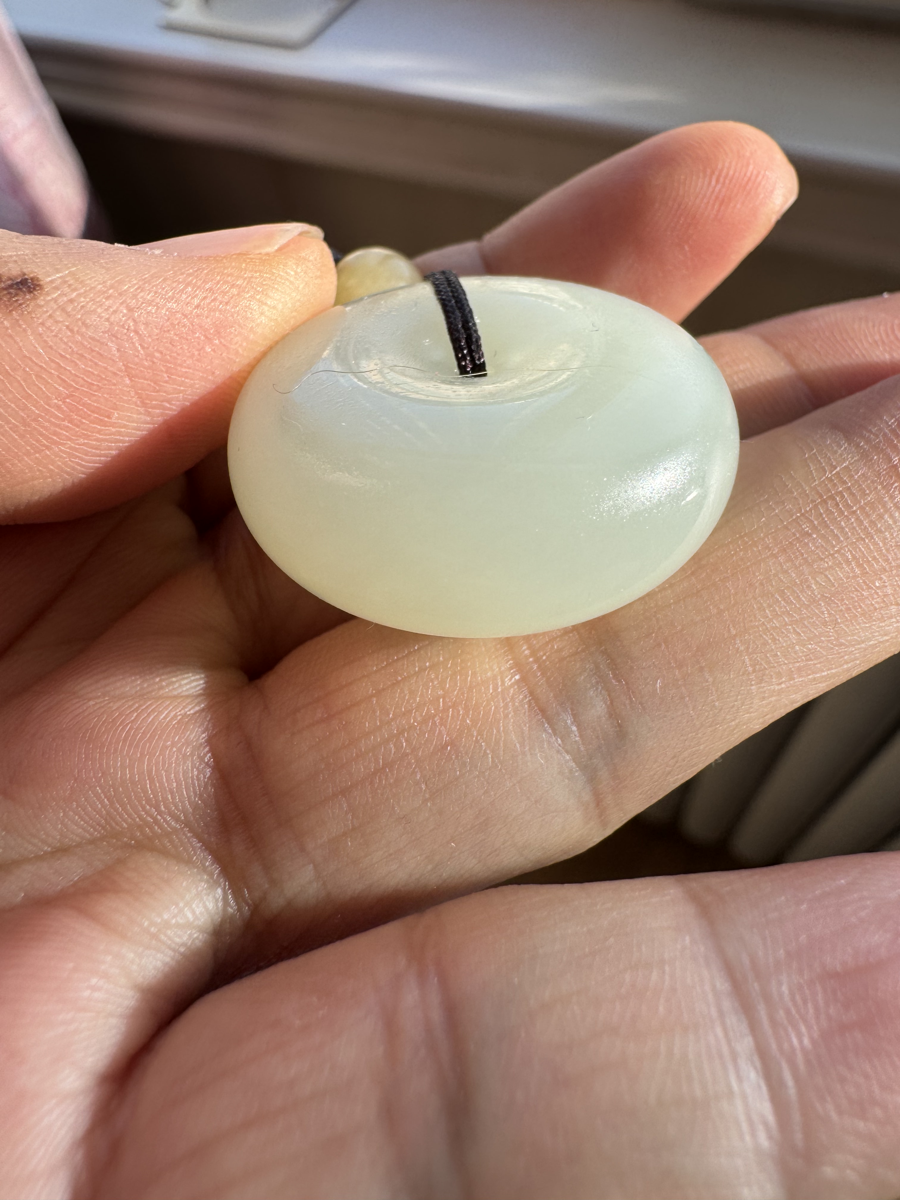 新疆且末和田玉暖白玉平安扣过眼过灯无结构细料亮光珠光宝气吊坠