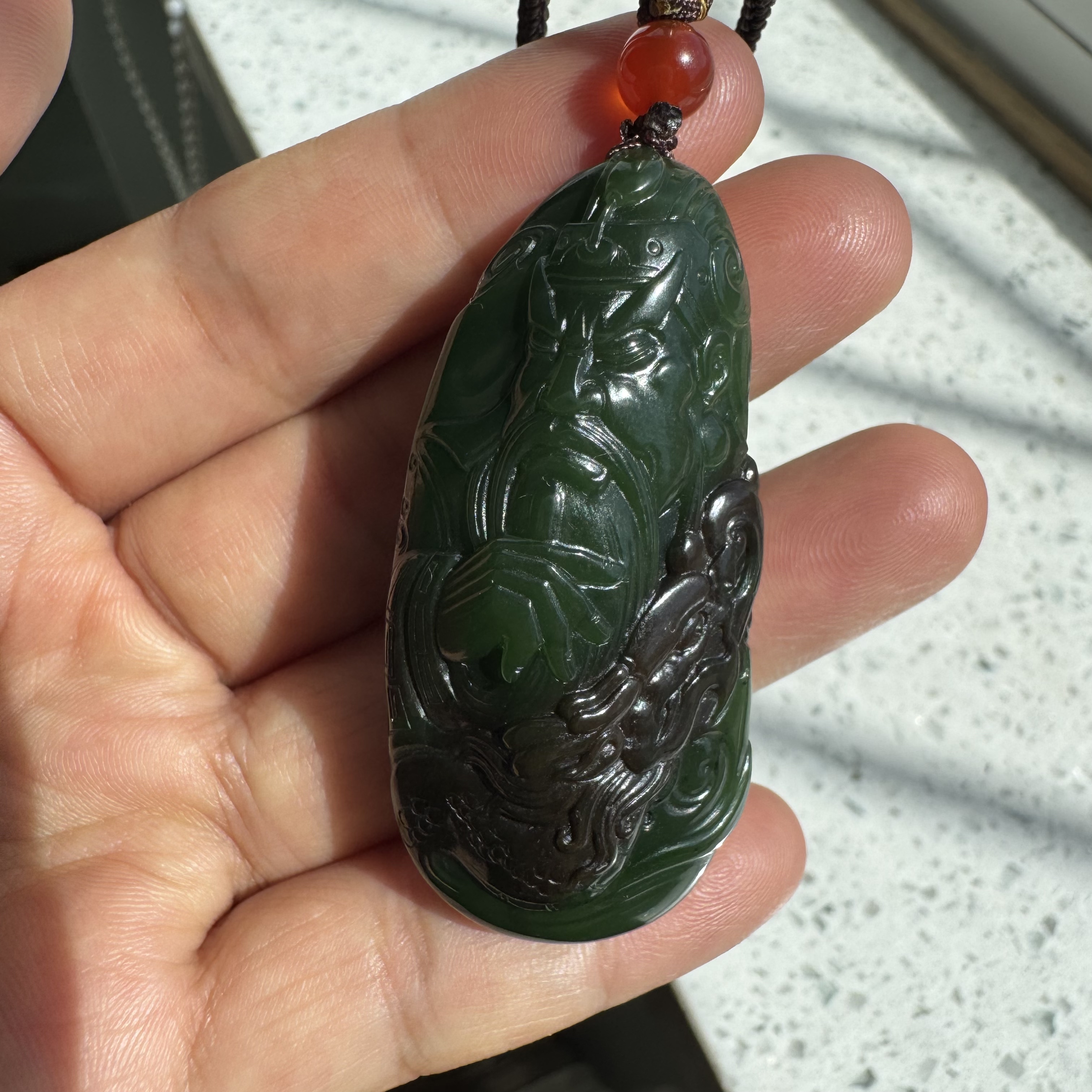 俄碧七号坑红皮老料和田玉碧玉关公吊坠菠菜辣绿聚红皮无包容挂件