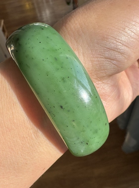 60圈和田玉碧玉手镯猕猴桃绿无棉裂宽厚装玉镯女士贵气收藏镯子