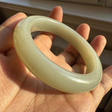 56.6mm新疆且末甜水河油膏料和田玉高青白玉手镯熟糯有天然翠矿点